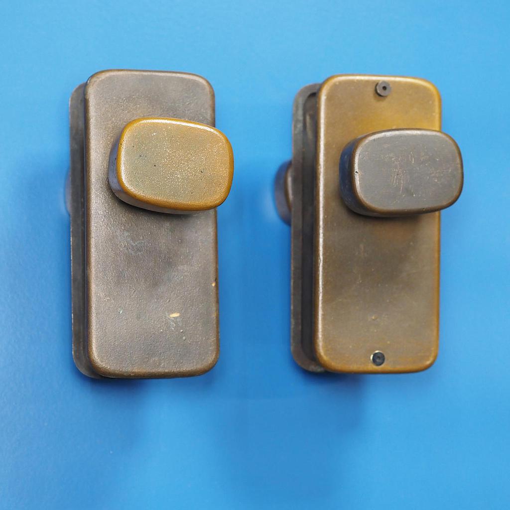 Double door handle in sand-cast bronze by Jules Wabbes from the Générale de Banque - Swivel (Left)