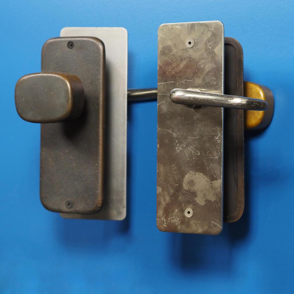 [005HAR221] Double door handle in chrome brass and sand-cast bronze by Jules Wabbes from the Générale de Banque - Swivel (Right with visible screw holes)