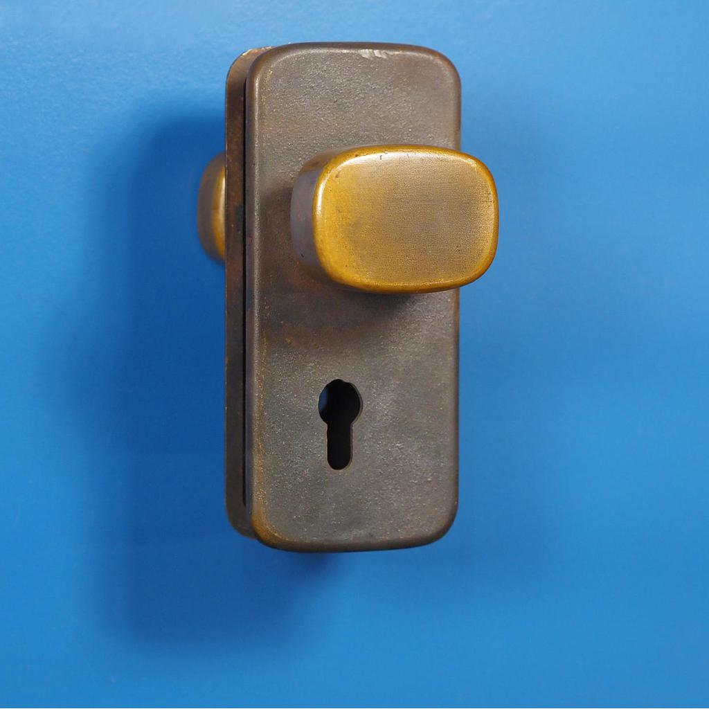 Double door pull handle with keyhole in sand-cast bronze by Jules Wabbes from the Générale de Banque - Fixed (Right)
