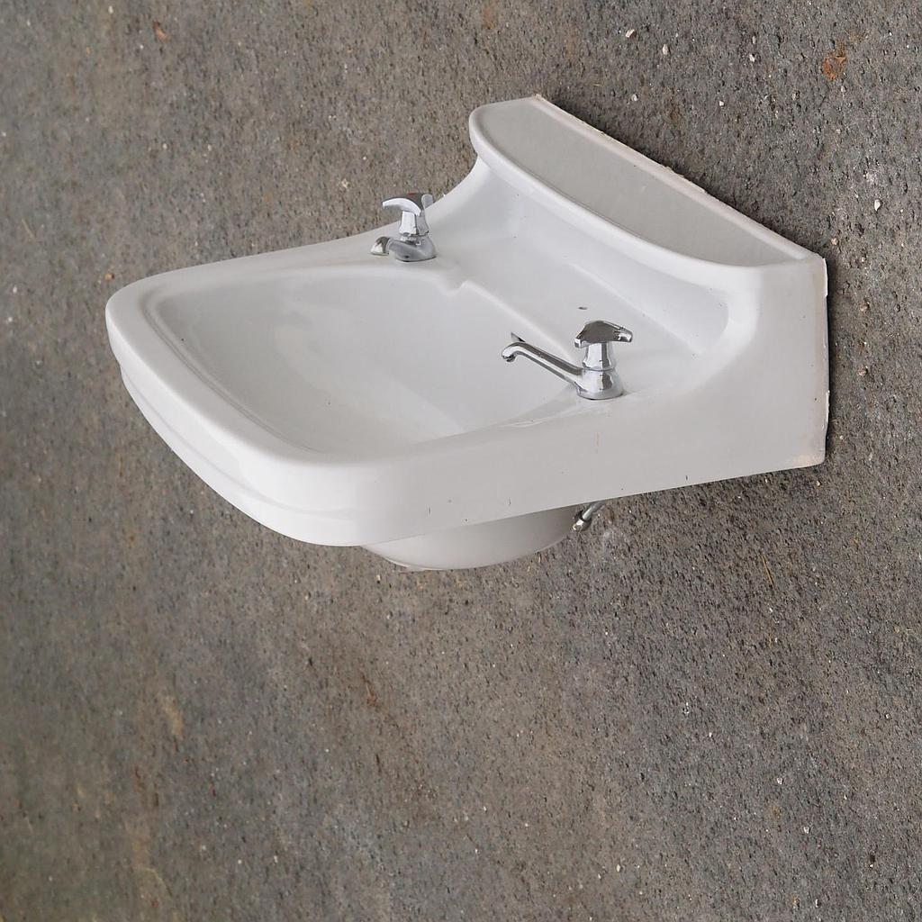 Bathroom sink with shelf in glazed ceramic by Sphinx