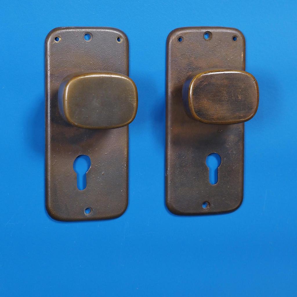 Single door pull handle with key and fixing holes in sand-cast bronze by Jules Wabbes from the Générale de Banque - Fixed (Right or Left)