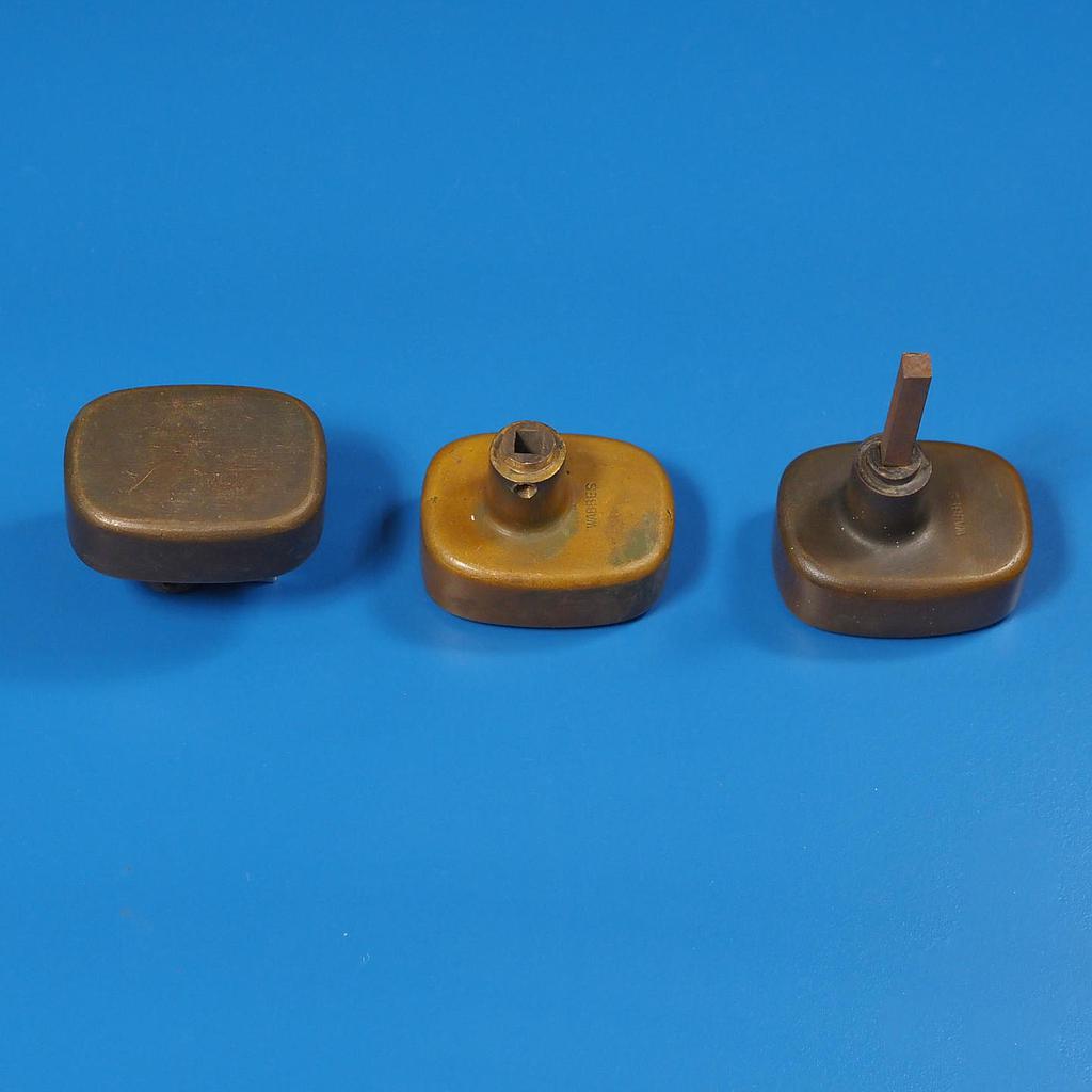 Oval knob in sand-cast bronze by Jules Wabbes from the Générale de Banque (with or without stuck spindle)