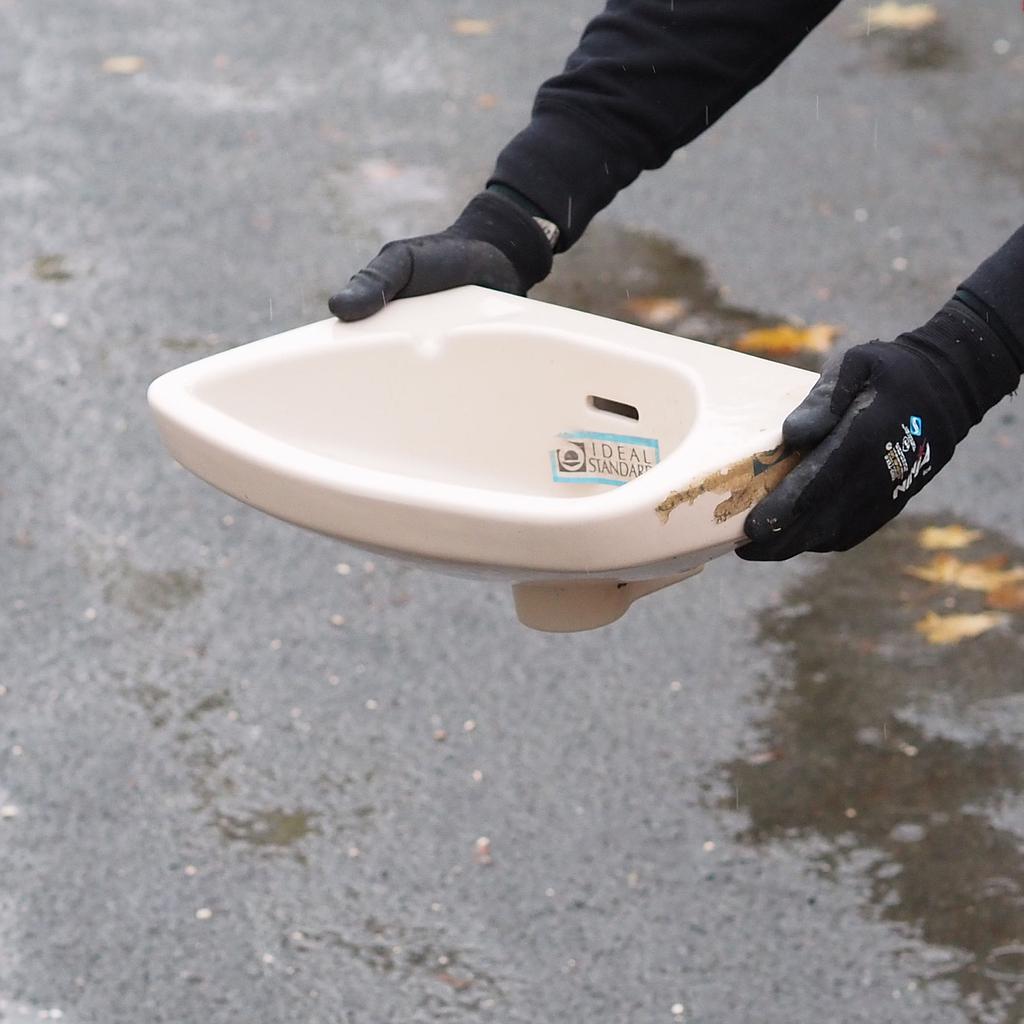[999SAN1044] Bathroom sink in glazed ceramic by Ideal Standard