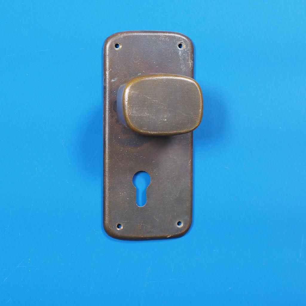 [005HAR238] Single door pull handle with key and fixing holes in sand-cast bronze by Jules Wabbes from the Générale de Banque - Fixed (Right)