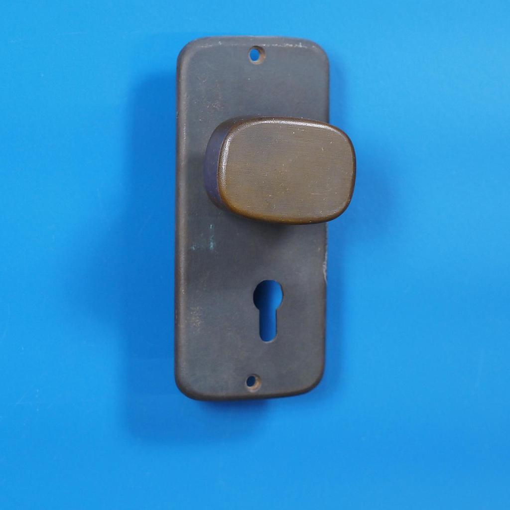[005HAR241] Single door handle with key and fixing holes in sand-cast bronze by Jules Wabbes from the Générale de Banque - Swivel (Left)