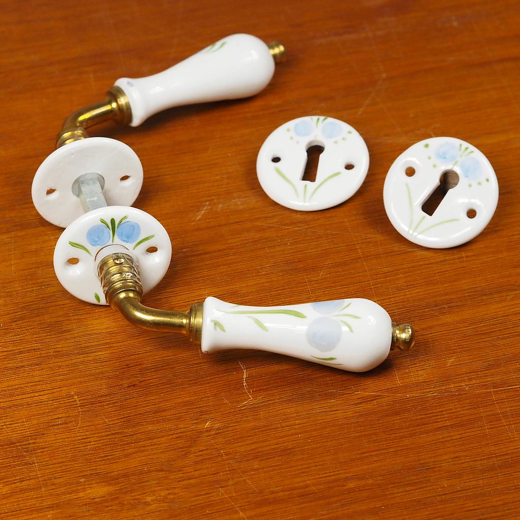 [999HAR1090] Door handle in brass and porcelain with key rosettes by Linea Bertomani - Blueberry