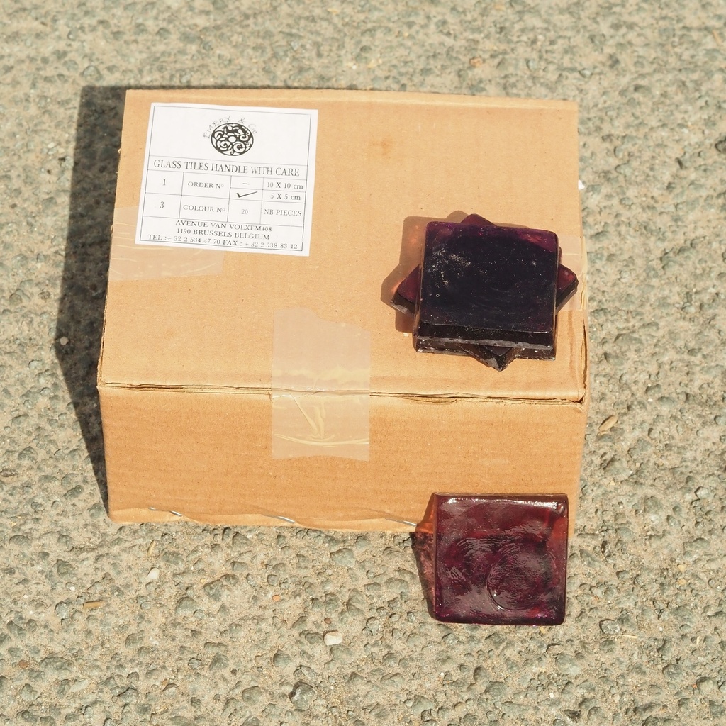 [334CLA016] Box of 20 handmade wall tiles by Emery&Cie (5 x 5 cm) - Purple glass