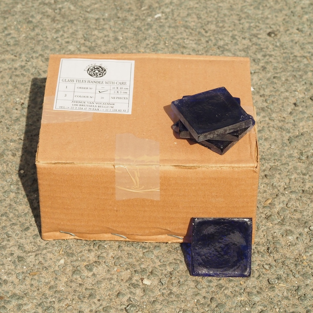 [334CLA017] Box of 20 handmade wall tiles by Emery&Cie (5 x 5 cm) - Blue glass