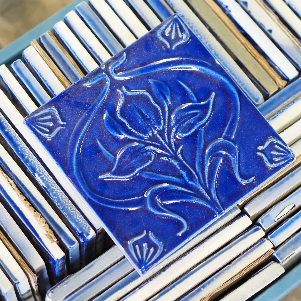 [334CLA022] Embossed tile in glazed terracotta by Emery&Cie (15 x 15 cm) - Blue