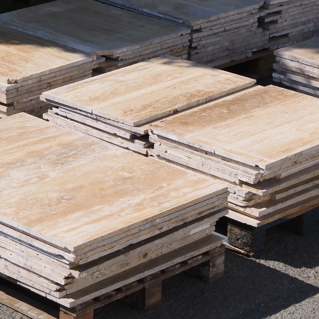 [999CLA910] Batch of reclaimed travertine slabs (± 2,1 cm thick) - 10 m²