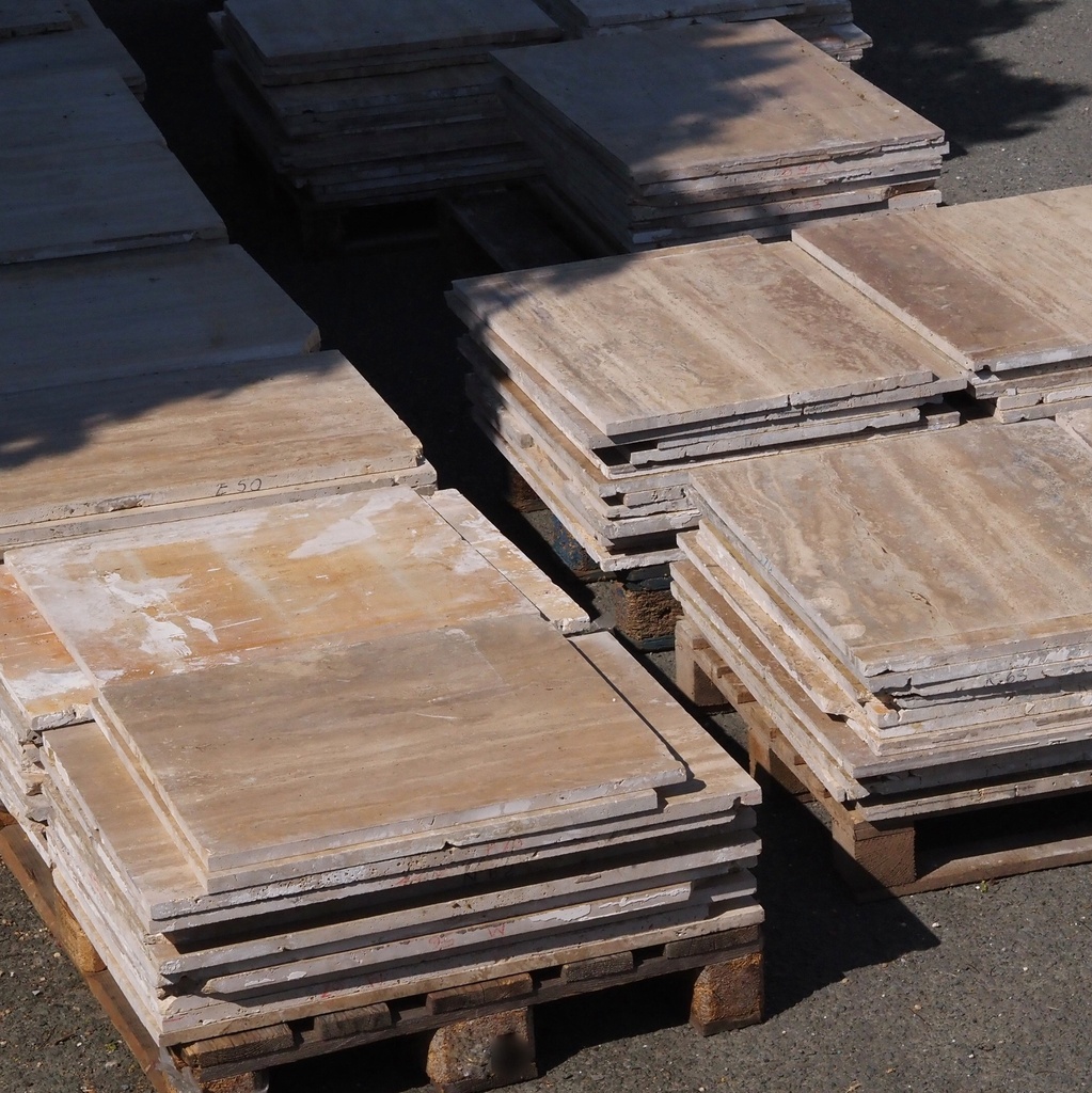 [999CLA911] Batch of reclaimed travertine slabs (± 2,3 cm thick) - 10 m²