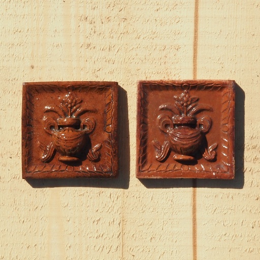[334CLA025] Embossed handmade tile in glazed terracotta by Emery&Cie (9,5 x 9,5 cm) - Holy Pot