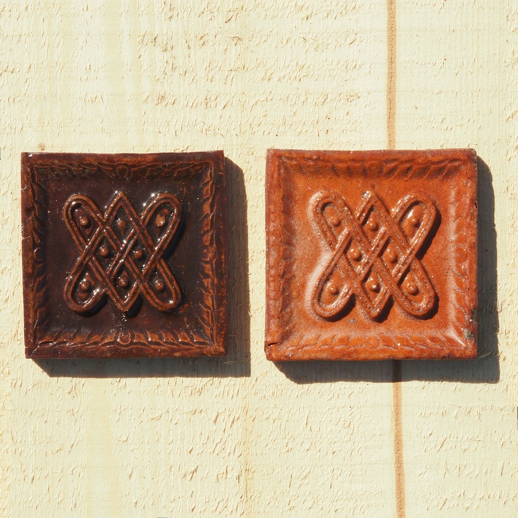 [334CLA026] Embossed handmade tile in glazed terracotta by Emery&Cie (9,5 x 9,5 cm) - Mystic Knot