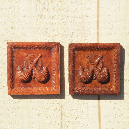 [334CLA027] Embossed handmade tile in glazed terracotta by Emery&Cie (9,5 x 9,5 cm) - Brush