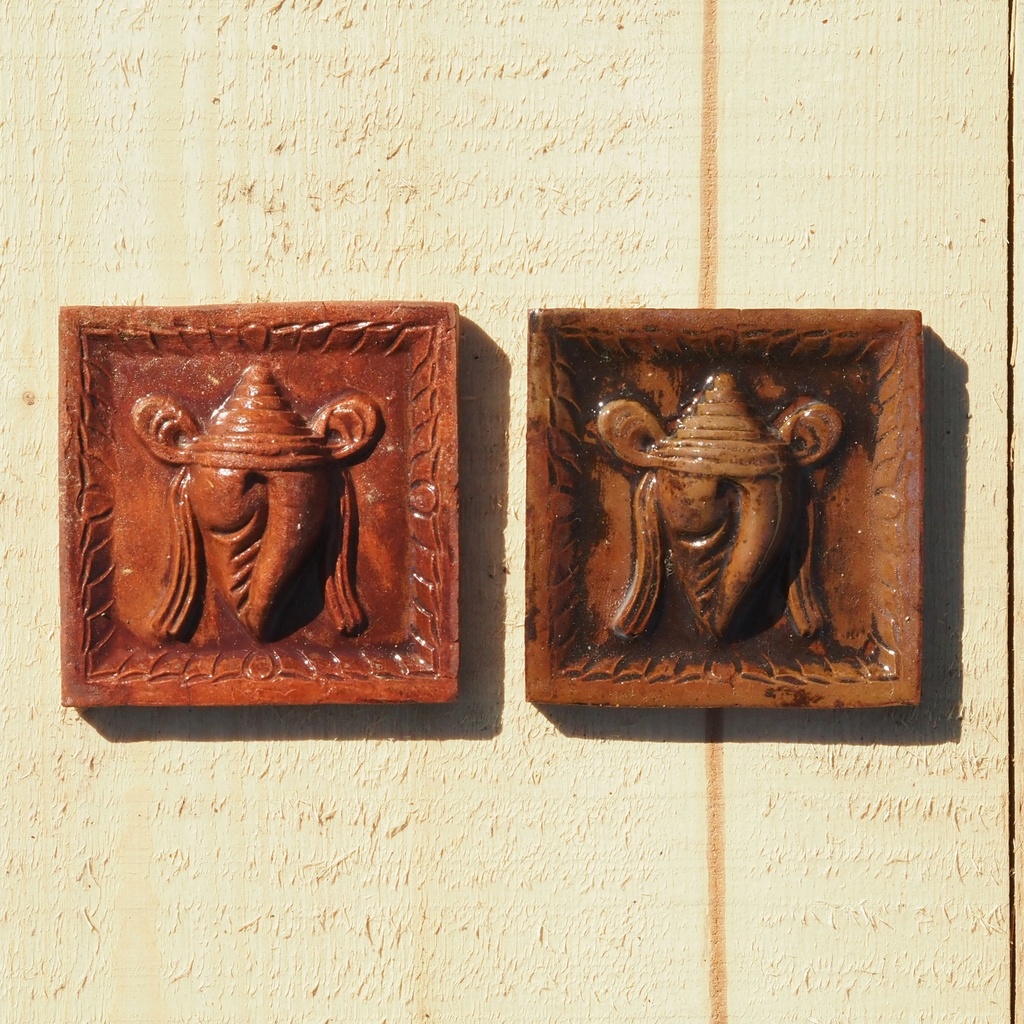 Embossed handmade tile in glazed terracotta by Emery&Cie (9,5 x 9,5 cm) - Conch Shell