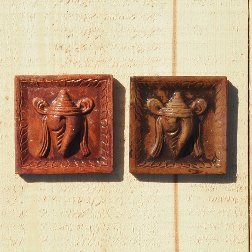 [334CLA028] Embossed handmade tile in glazed terracotta by Emery&Cie (9,5 x 9,5 cm) - Conch Shell