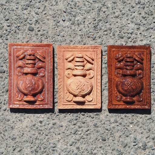 Embossed handmade tile in glazed terracotta by Emery&Cie (14 x 9,5 cm) - Purna Kalash