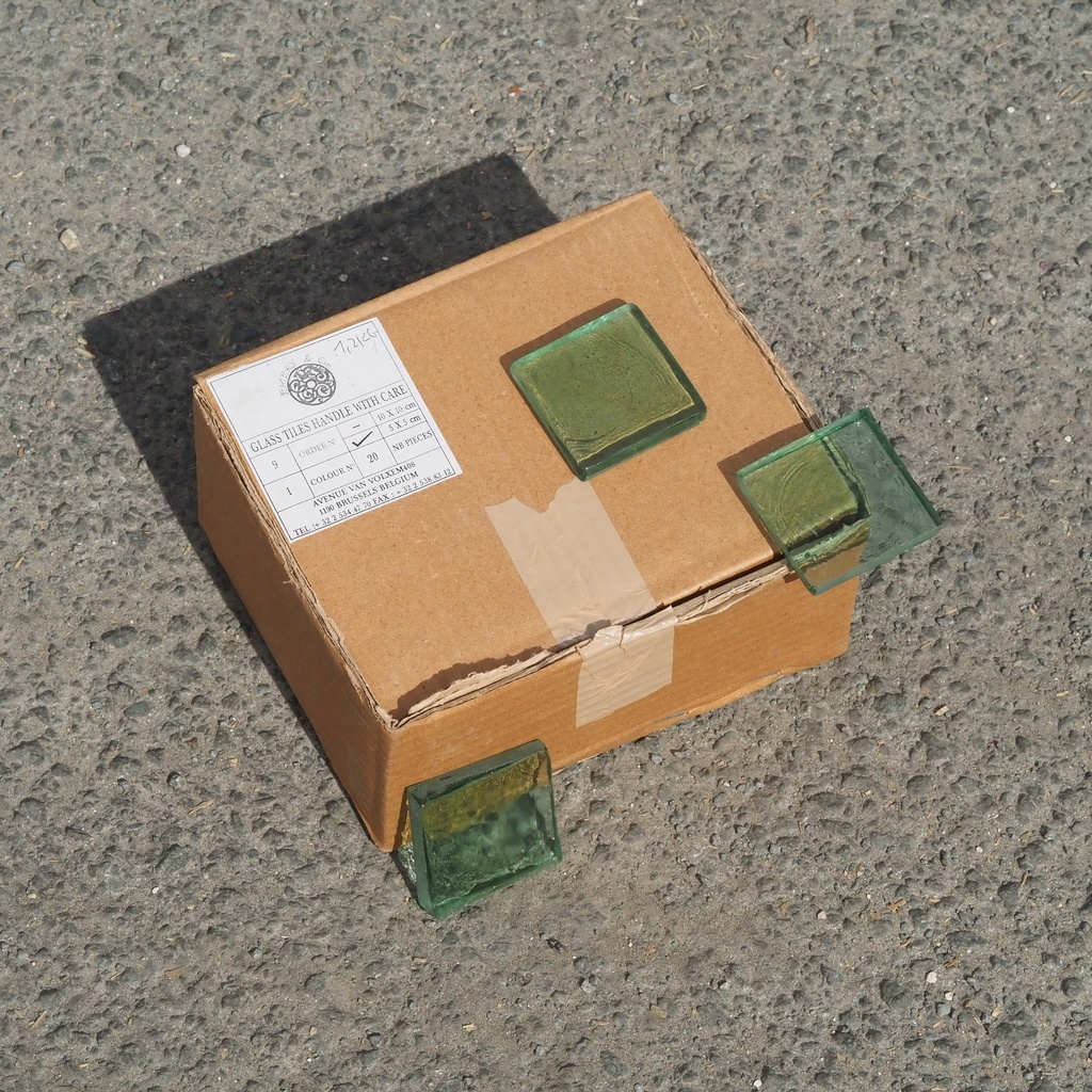 [334CLA032] Box of 20 handmade wall tiles by Emery&Cie (5 x 5 cm) - Light green glass