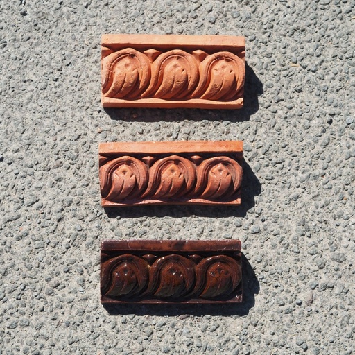 Embossed handmade frieze in terracotta by Emery&Cie (14 x 5,5 cm) - Flare