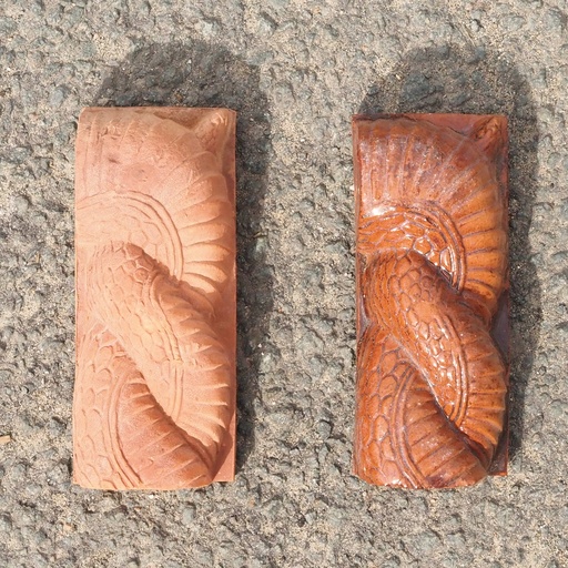 Embossed handmade frieze in terracotta by Emery&Cie (13,5 x 6 cm) - Snake (left)