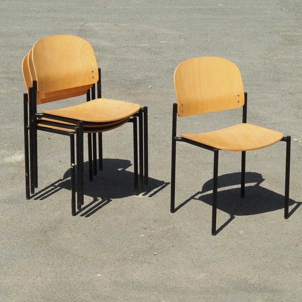 [901FUR1095] Stackable chair in varnished beech plywood and powder coated steel