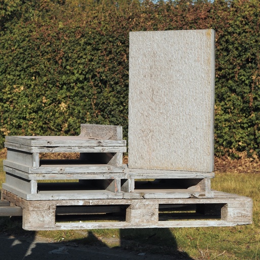 [999CLA919] Grooved blue limestone slabs with integral upstand