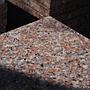 Bevelled red granite slabs with flamed finish (from 2,9 to 3,2 cm thick) - Sold per pallet